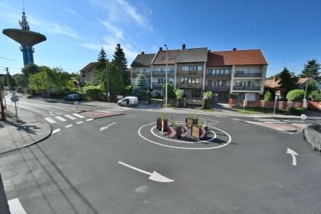 Gyalogos-átkelőhelyekkel bővült az öreghegyi körforgalom